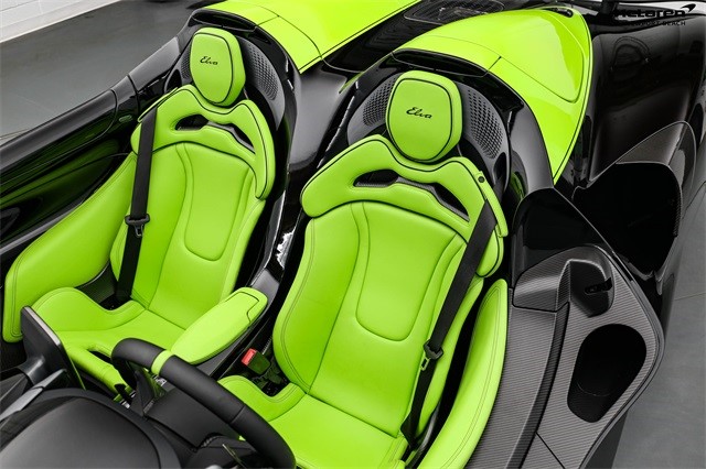 2021 迈凯伦 Elva 采用 Borealis Black 和 Mantis Green