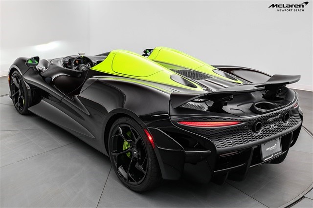 2021 迈凯伦 Elva 采用 Borealis Black 和 Mantis Green