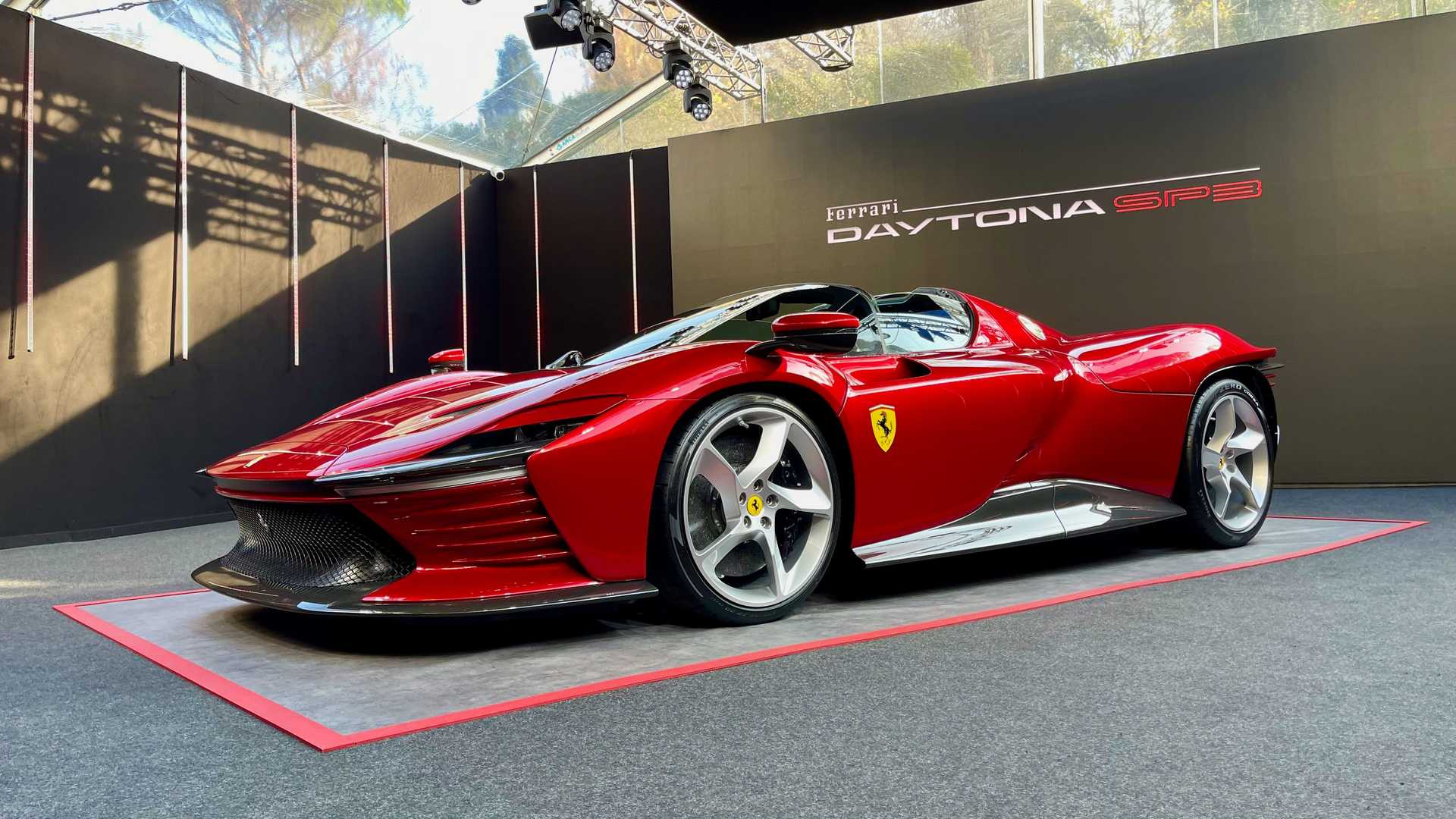 尽管迷彩包裹，法拉利Daytona SP3 在路上看起来很棒
