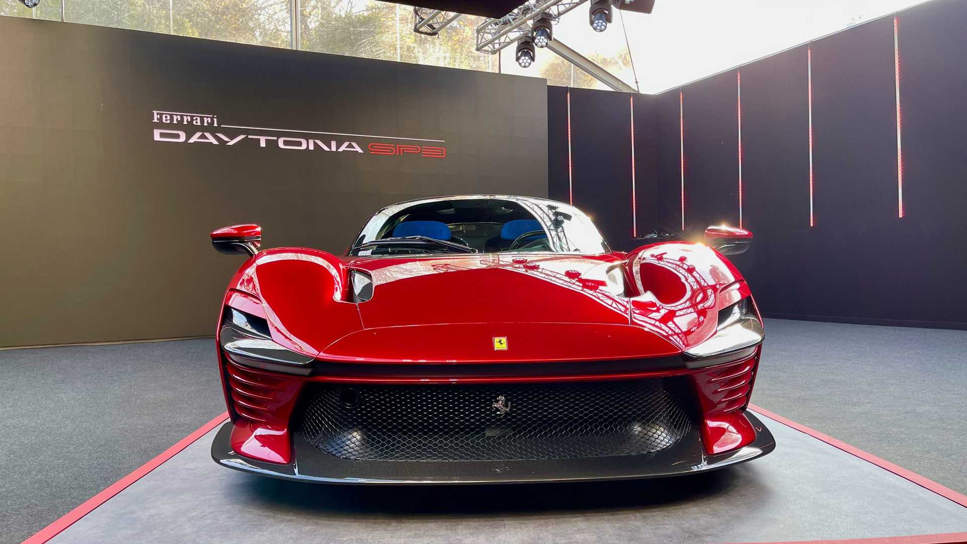 尽管迷彩包裹，法拉利Daytona SP3 在路上看起来很棒