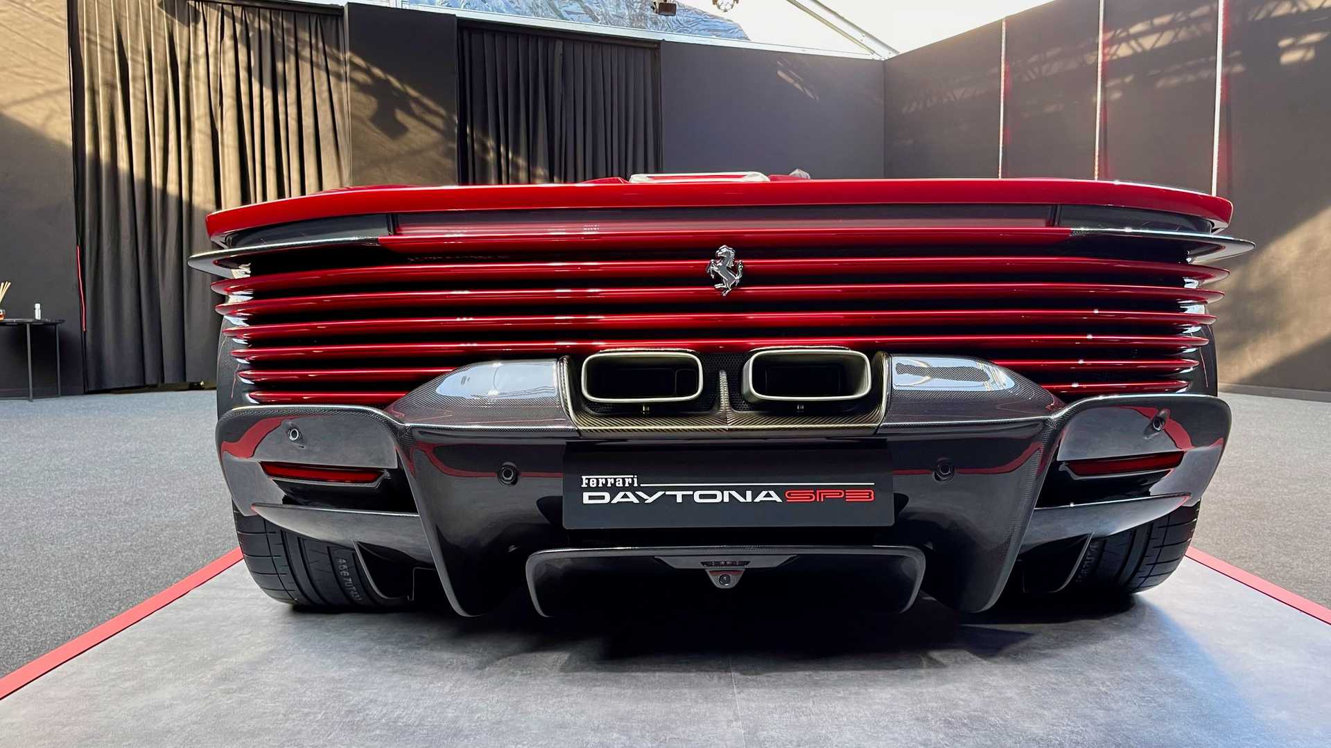 尽管迷彩包裹，法拉利Daytona SP3 在路上看起来很棒