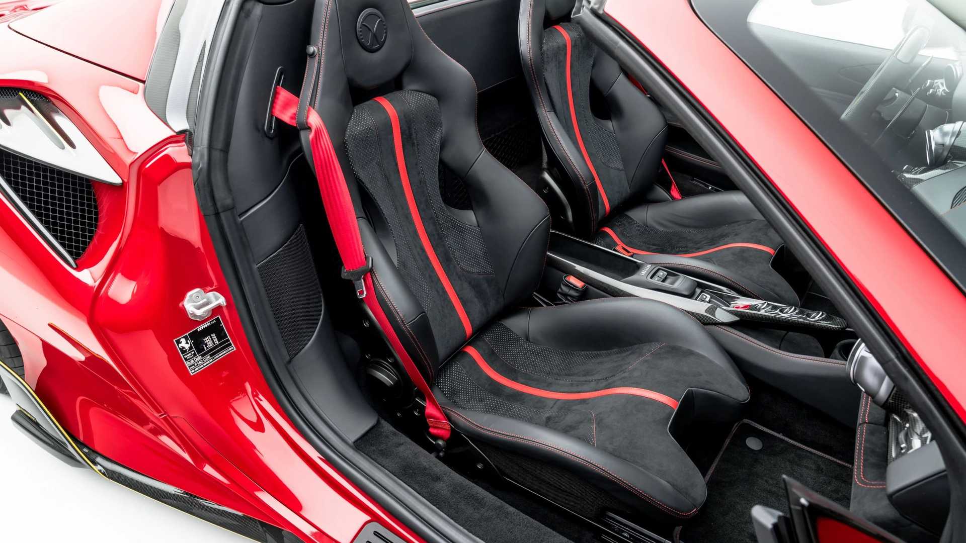 Mansory 法拉利 F8 Spider 采用碳纤维附件