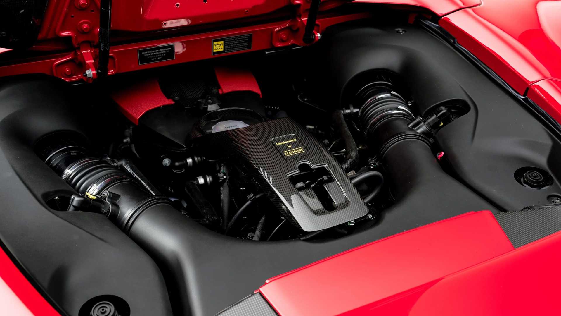 Mansory 法拉利 F8 Spider 采用碳纤维附件