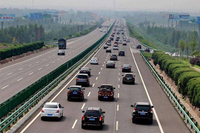 新交规4月1日实施，高速上跑143km/h不扣分，“龟速”行车或记3分