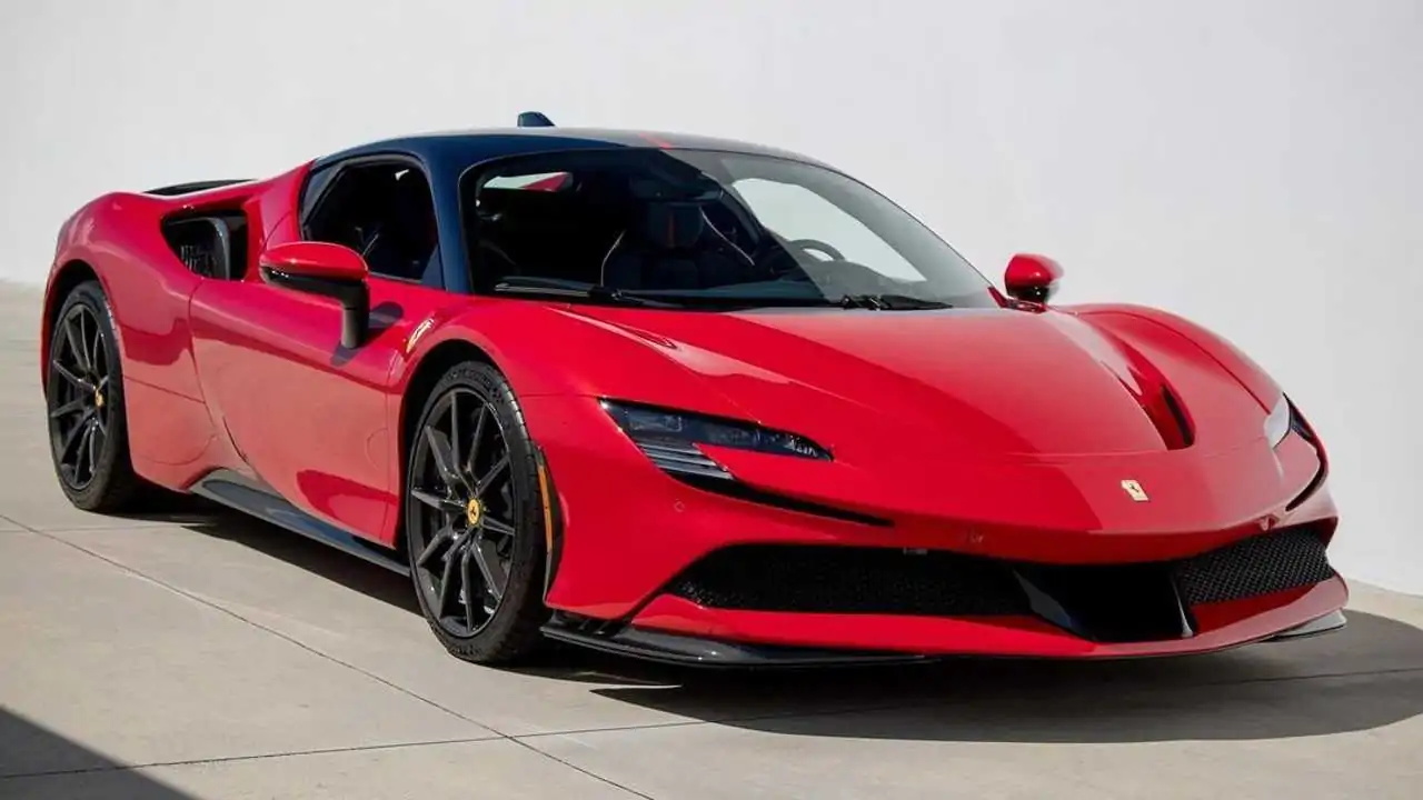 这辆带有牛仔布内饰的法拉利 SF90 在您的 Alcantara 上大放异彩
