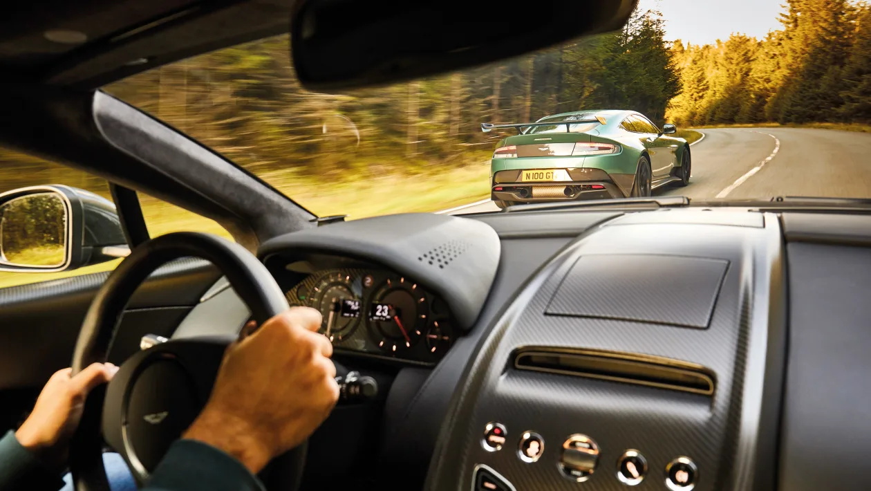 阿斯顿马丁 Vantage V600 VS 阿斯顿马丁 Vantage GT8 – 限量版阿斯顿马丁正面交锋