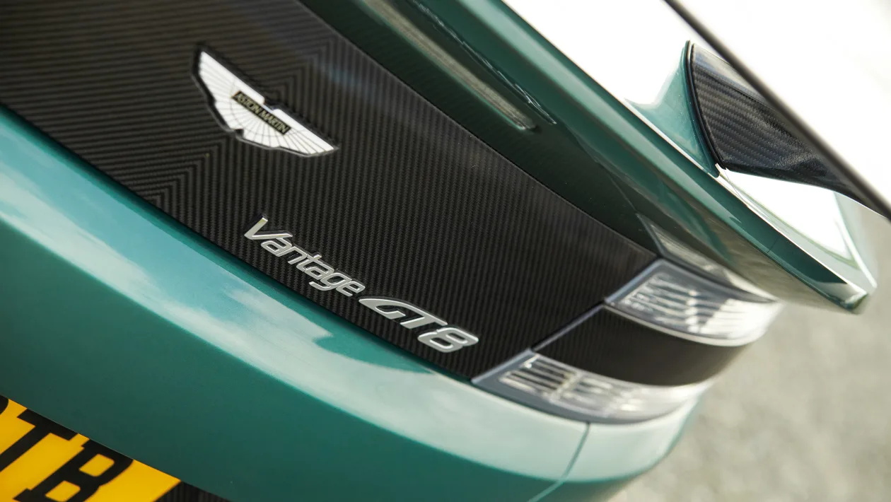 阿斯顿马丁 Vantage V600 VS 阿斯顿马丁 Vantage GT8 – 限量版阿斯顿马丁正面交锋