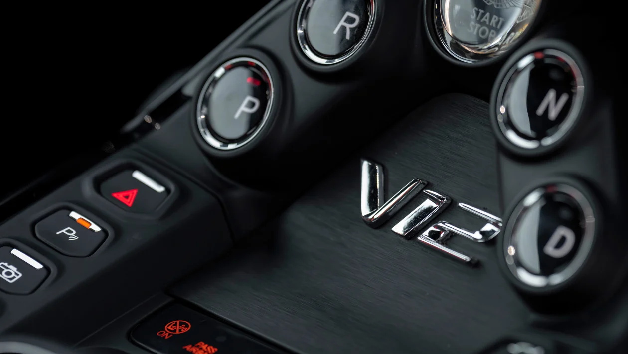 阿斯顿马丁 V12 Vantage 2022 评测