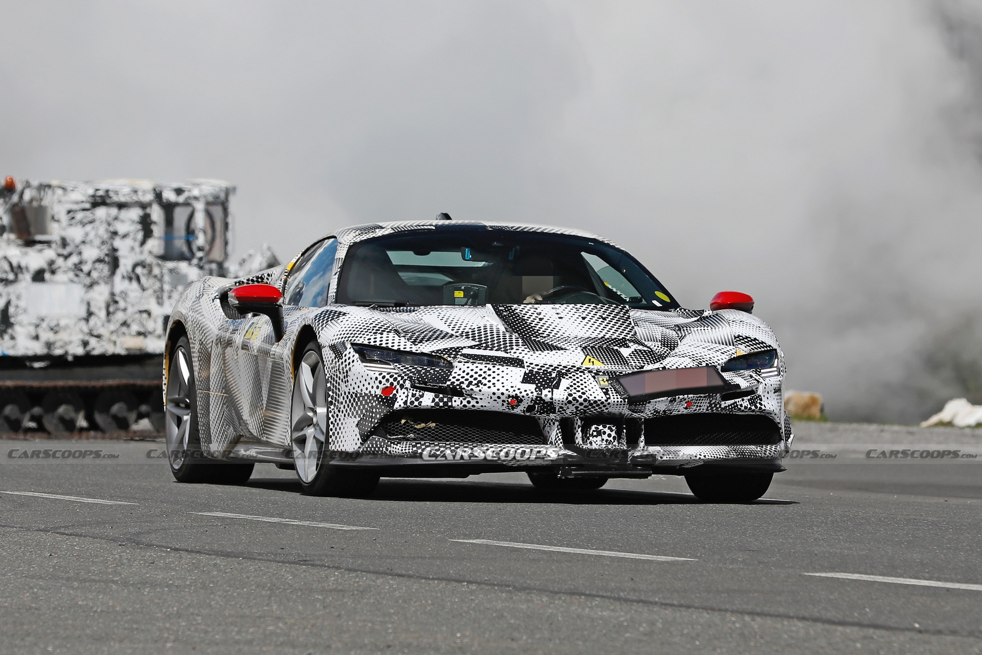 高性能法拉利 SF90 与新型 Hypercar Mule 一起进行测试