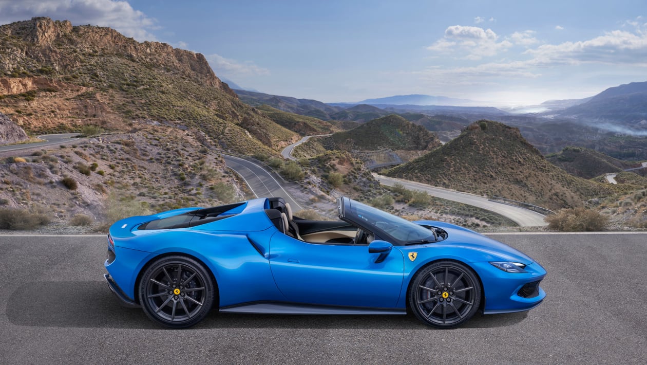 全新法拉利 296 GTS 亮相——迈凯伦 720S Spider 的新竞争对手