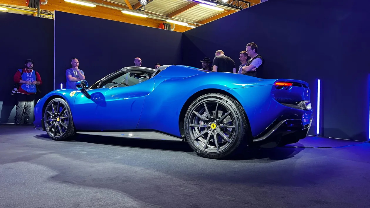 全新法拉利 296 GTS 亮相——迈凯伦 720S Spider 的新竞争对手