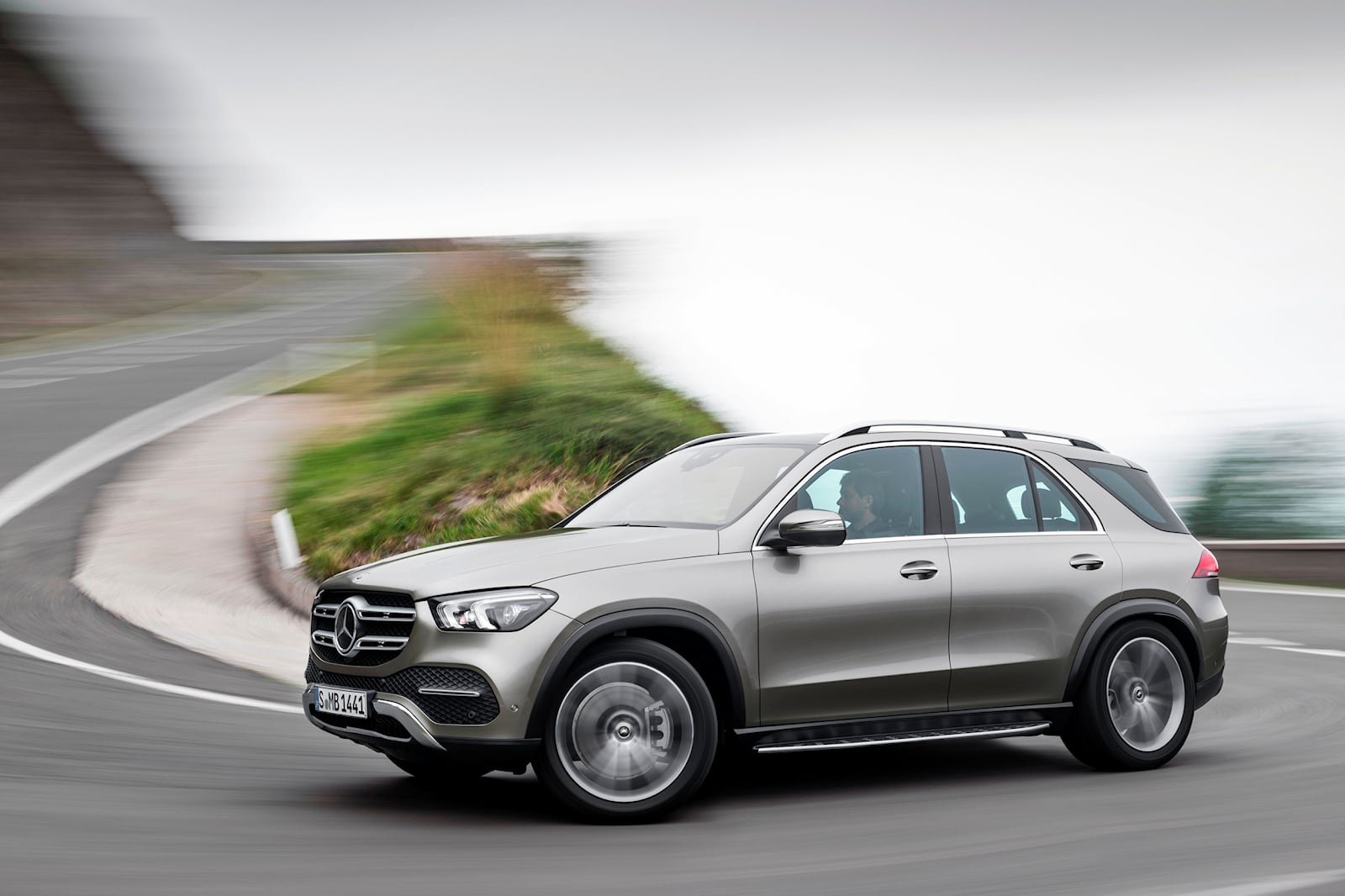 梅赛德斯-奔驰推出 GLE SUV 庆祝 AMG 55周年