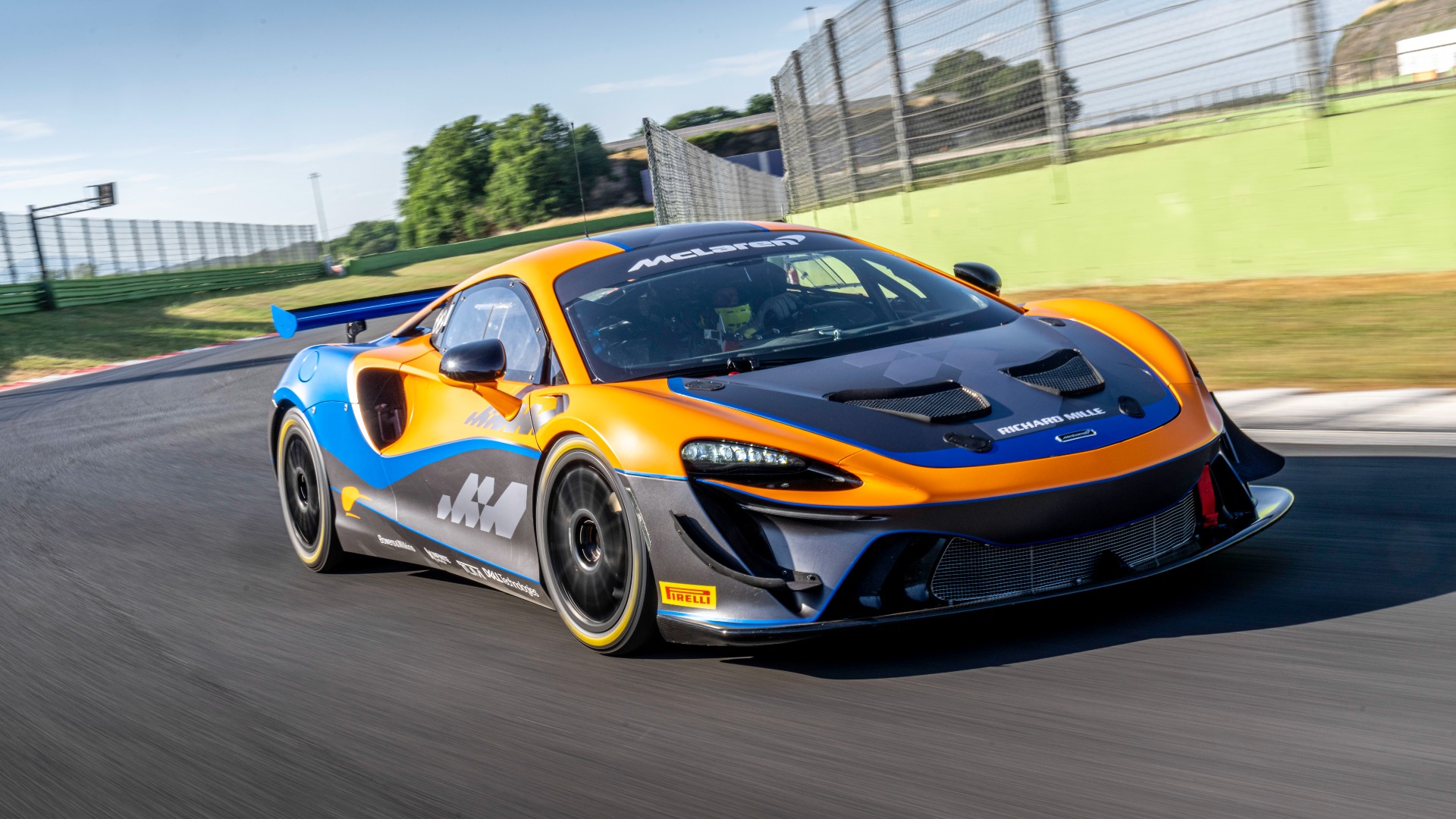 迈凯伦 Artura GT4 赛车首次亮相 极致轻量化