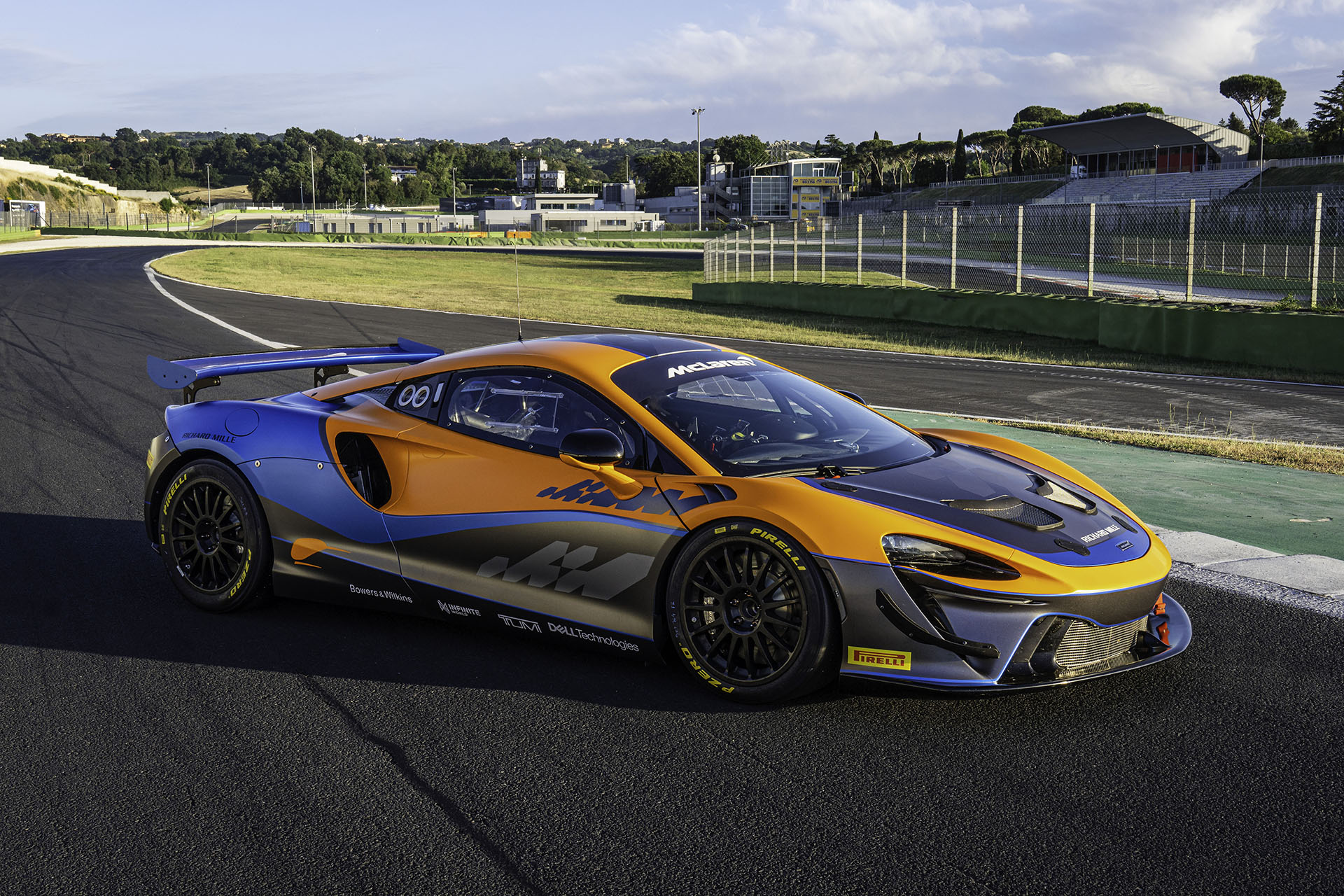 迈凯伦 Artura GT4 赛车首次亮相 极致轻量化