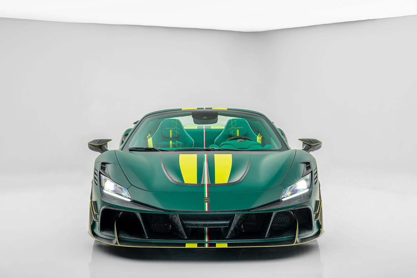 法拉利 F8 Spider 获得 Mansory 的 Wild F8XX 升级包