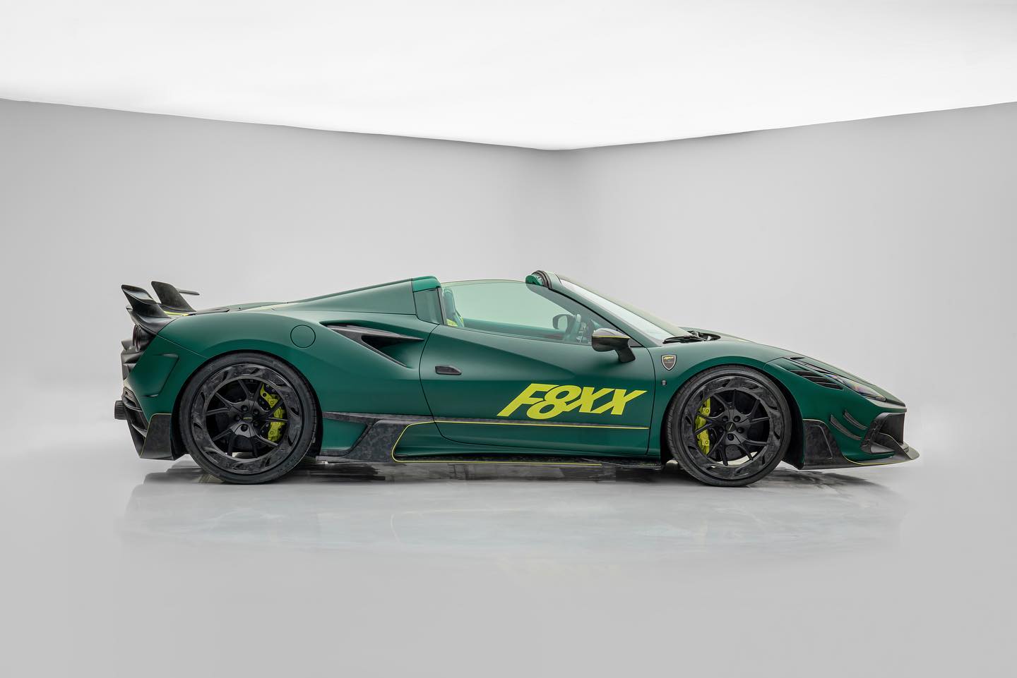 法拉利 F8 Spider 获得 Mansory 的 Wild F8XX 升级包