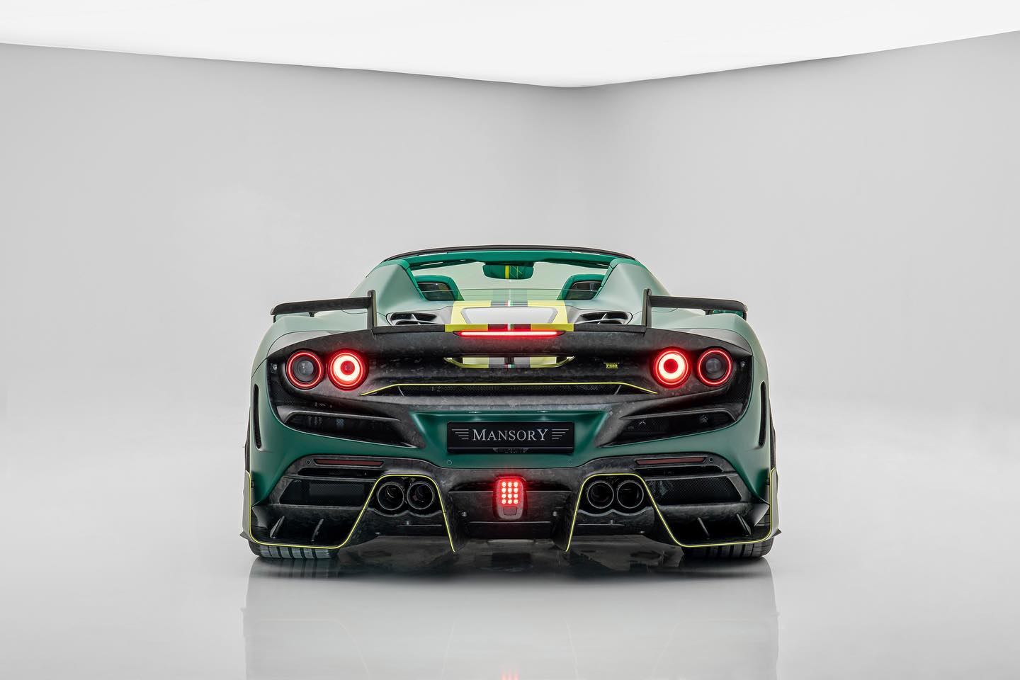 法拉利 F8 Spider 获得 Mansory 的 Wild F8XX 升级包