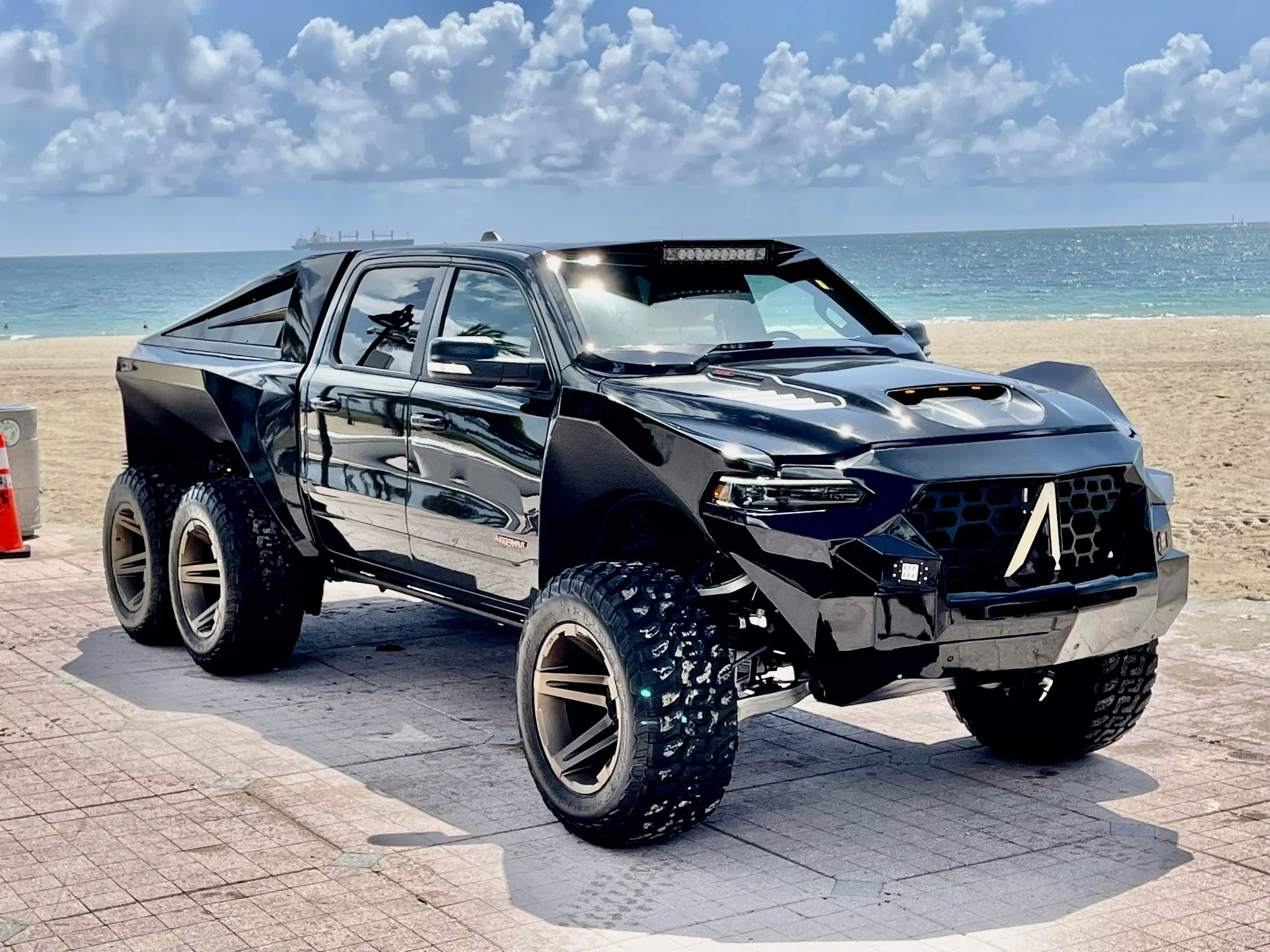 基于Ram 1500 TRX打造的Apocalype 6×6亮相