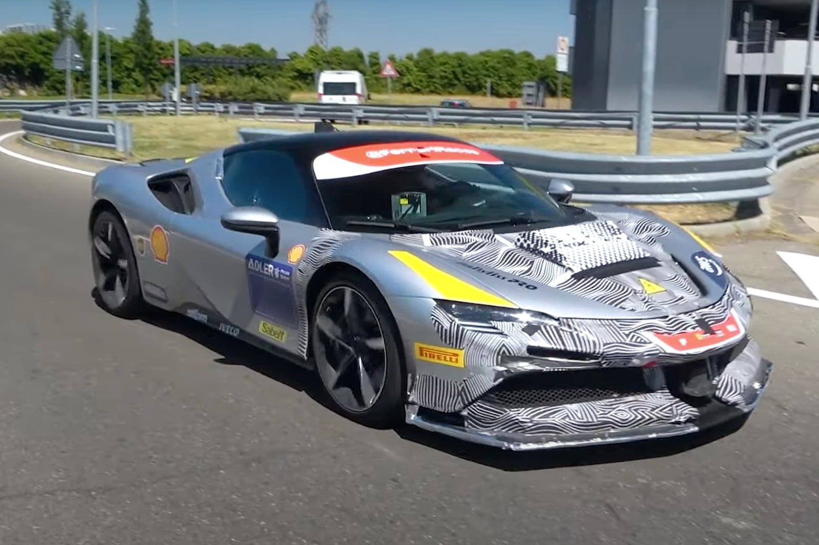法拉利即将推出的 SF90 Versione Speciale 正在进行测试