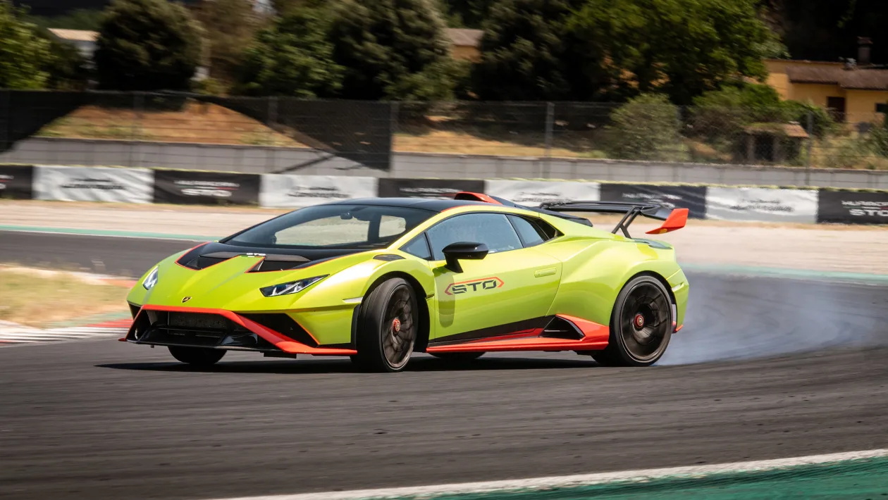 兰博基尼 Huracán STO 2022 回顾 – 与迈凯伦 765LT 相抗衡的终极 V10 Lambo