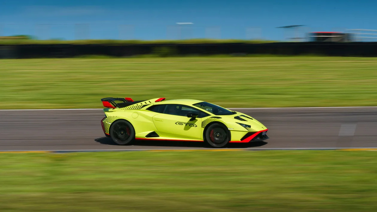 兰博基尼 Huracán STO 2022 回顾 – 与迈凯伦 765LT 相抗衡的终极 V10 Lambo