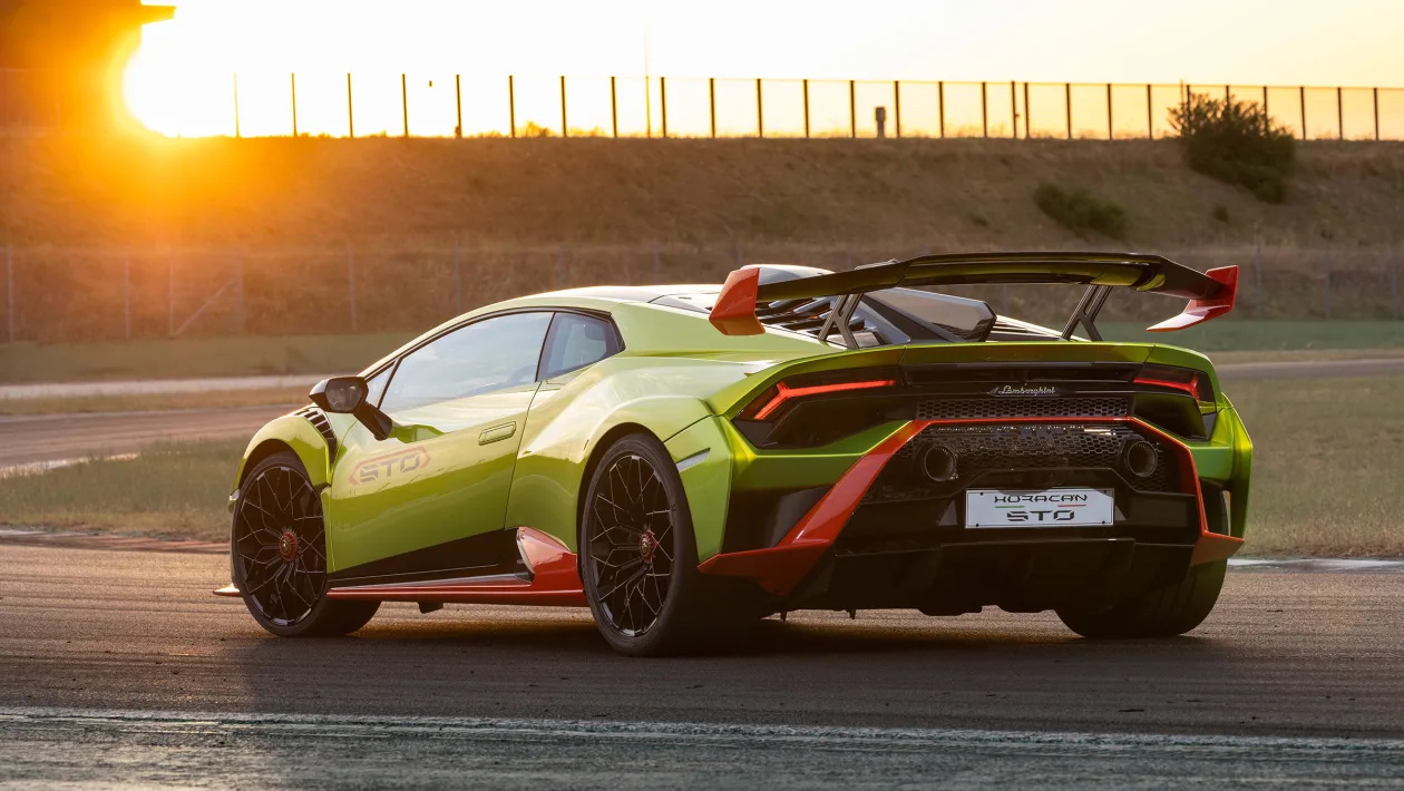 兰博基尼 Huracán STO 2022 回顾 – 与迈凯伦 765LT 相抗衡的终极 V10 Lambo