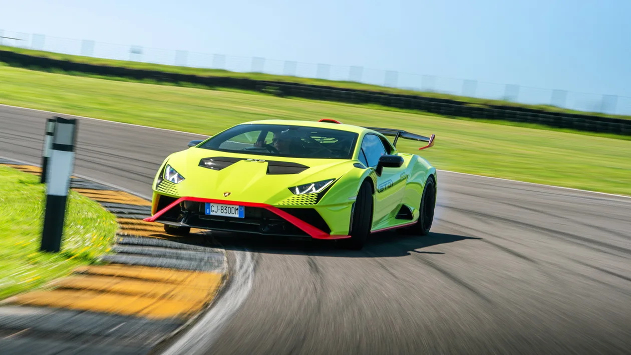 兰博基尼 Huracán STO 2022 回顾 – 与迈凯伦 765LT 相抗衡的终极 V10 Lambo