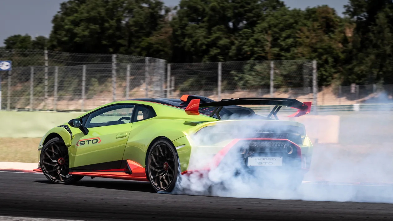 兰博基尼 Huracán STO 2022 回顾 – 与迈凯伦 765LT 相抗衡的终极 V10 Lambo