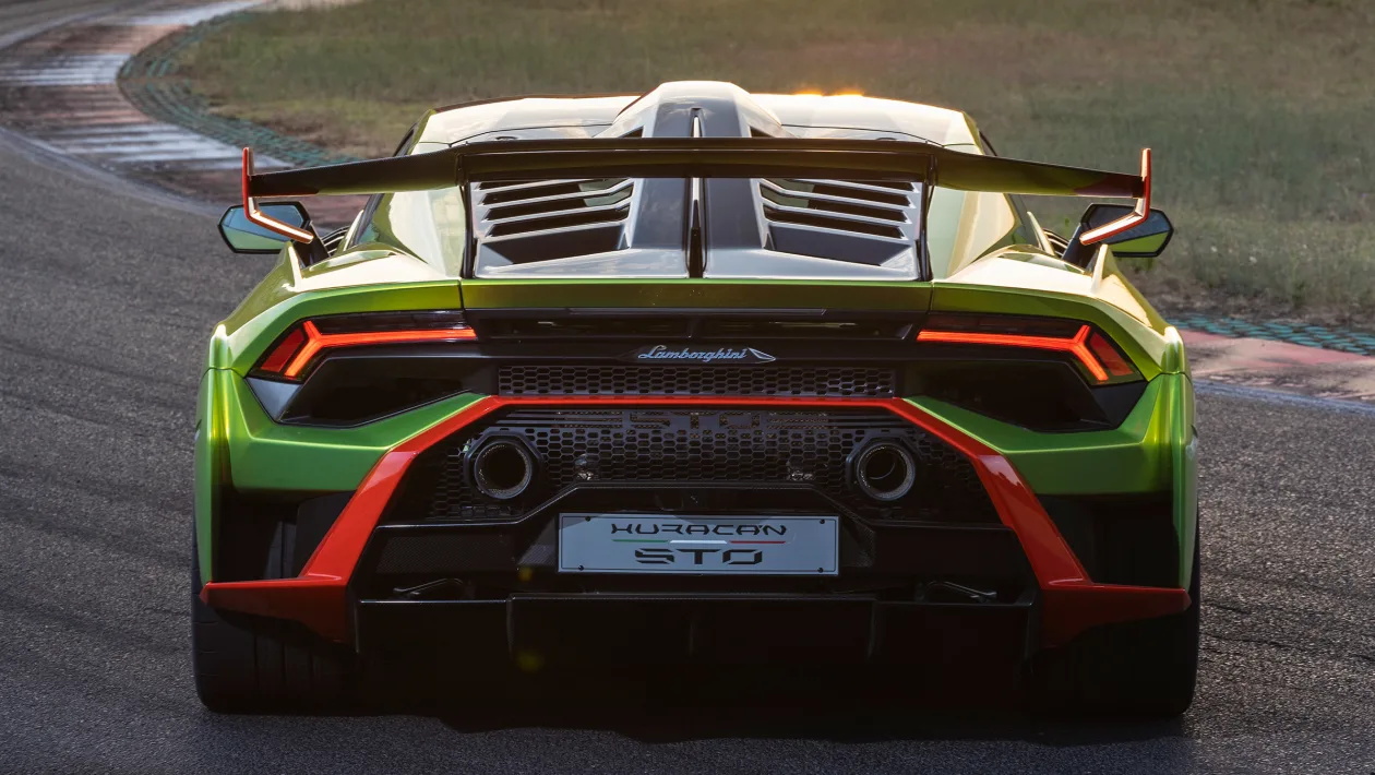 兰博基尼 Huracán STO 2022 回顾 – 与迈凯伦 765LT 相抗衡的终极 V10 Lambo
