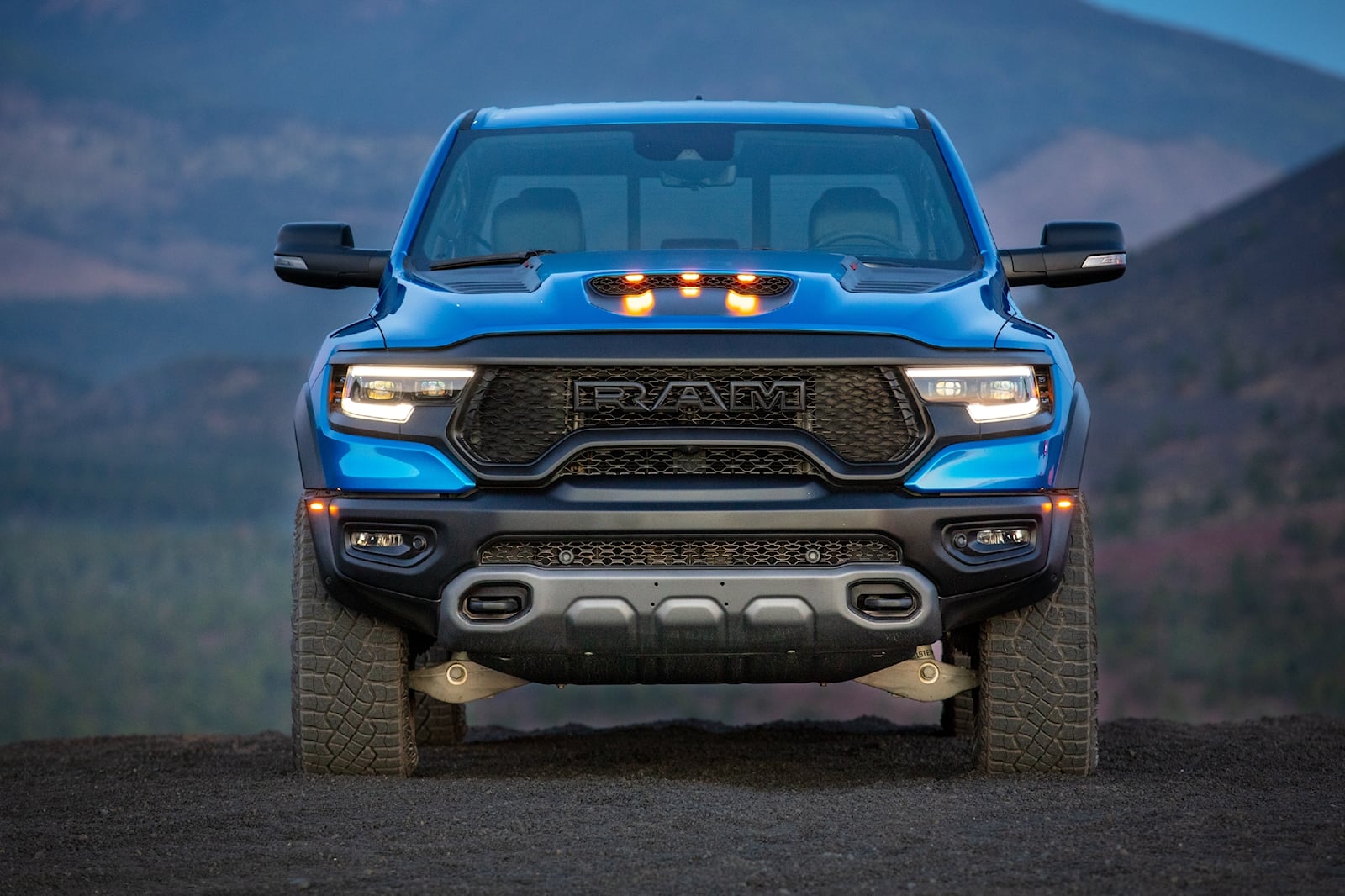 超级卡车大战：福特 F-150 Raptor R VS Ram 1500 TRX