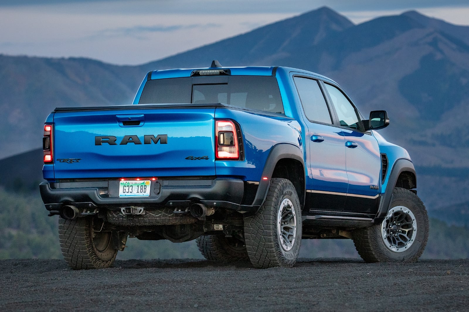 超级卡车大战：福特 F-150 Raptor R VS Ram 1500 TRX