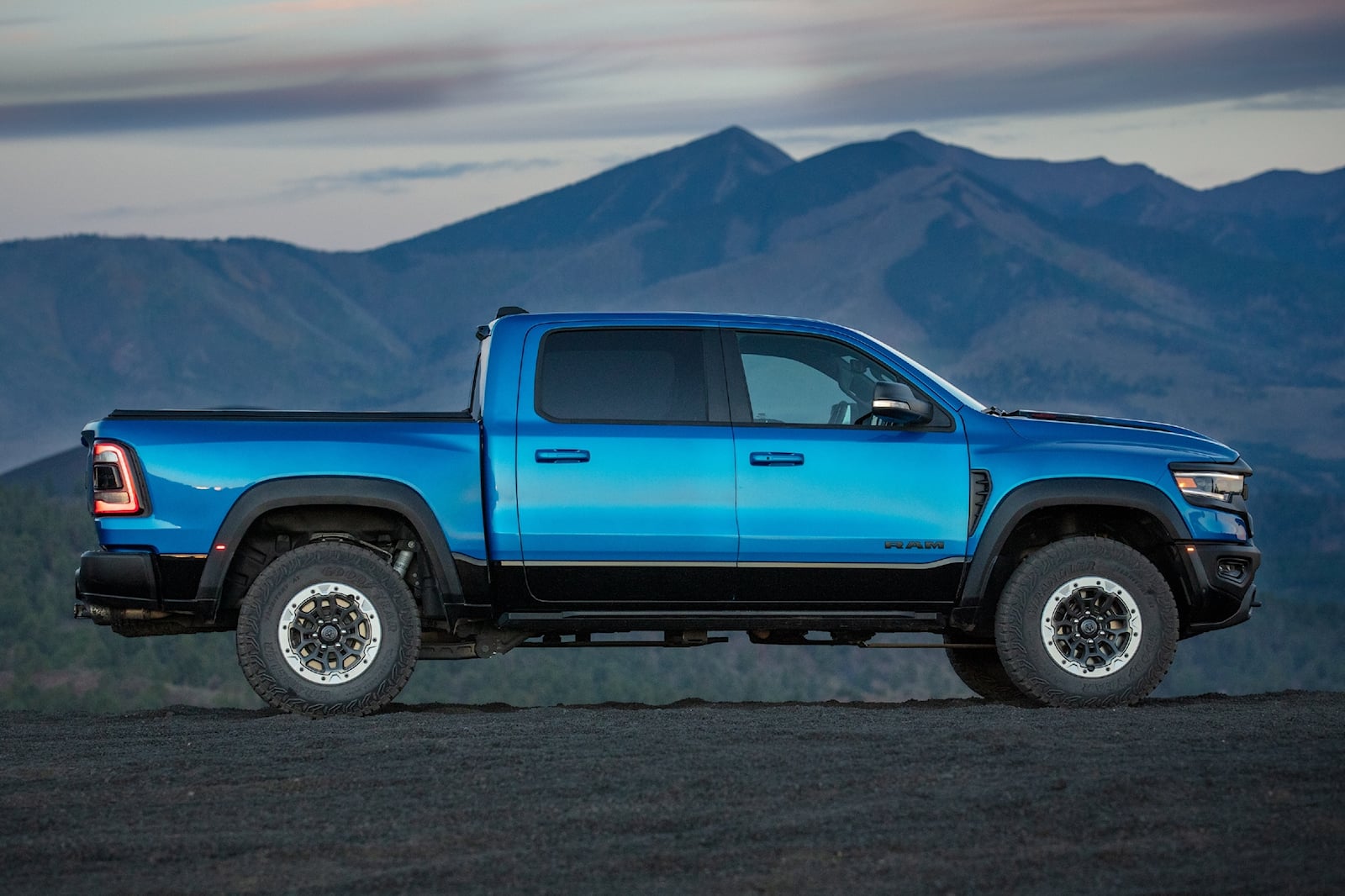 超级卡车大战：福特 F-150 Raptor R VS Ram 1500 TRX