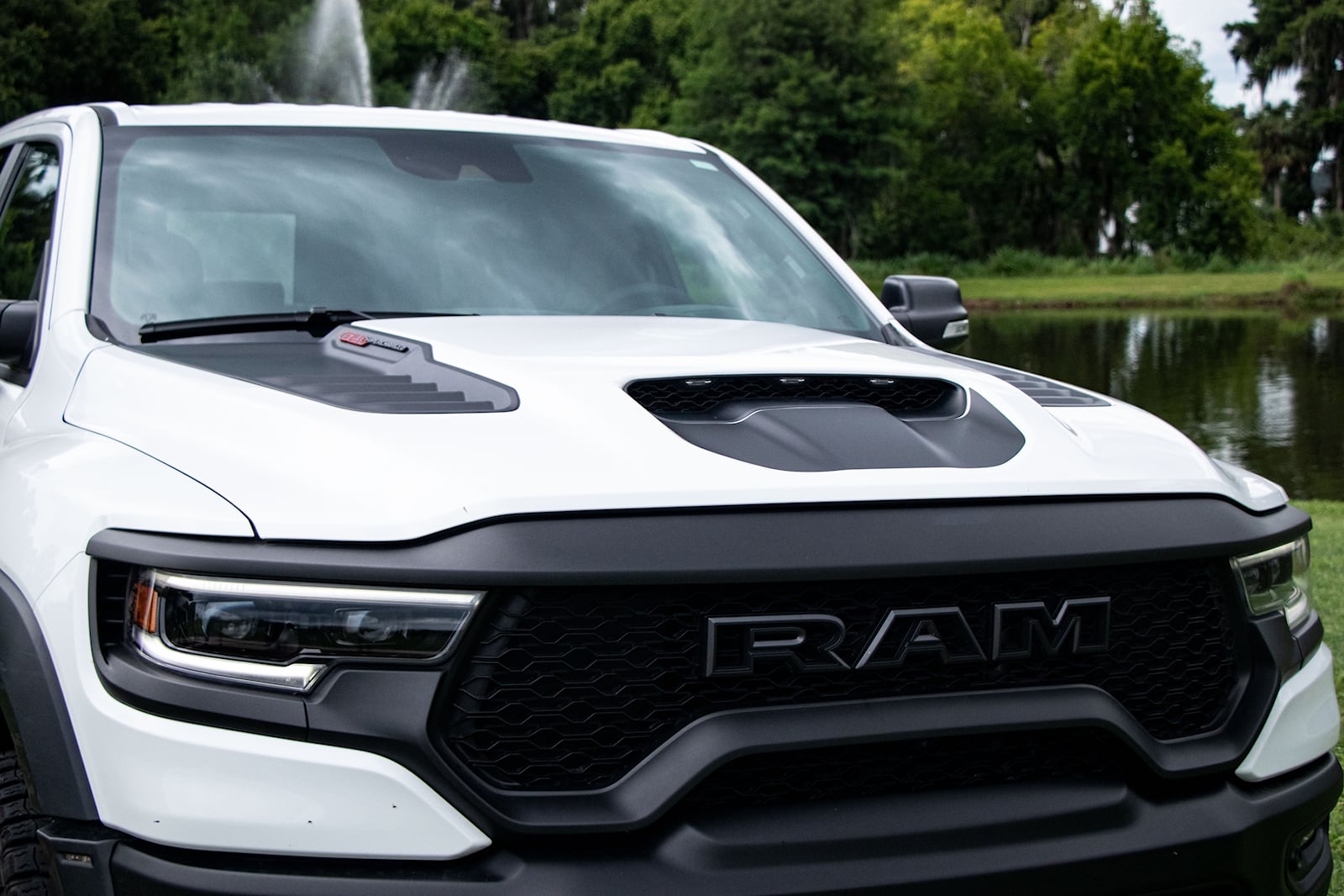 超级卡车大战：福特 F-150 Raptor R VS Ram 1500 TRX