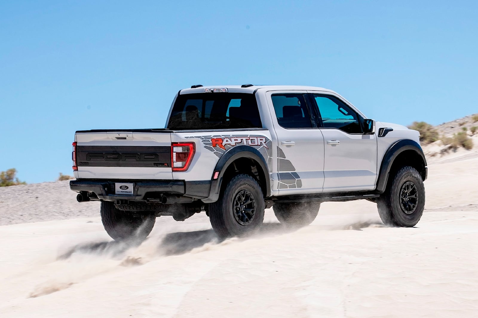 超级卡车大战：福特 F-150 Raptor R VS Ram 1500 TRX