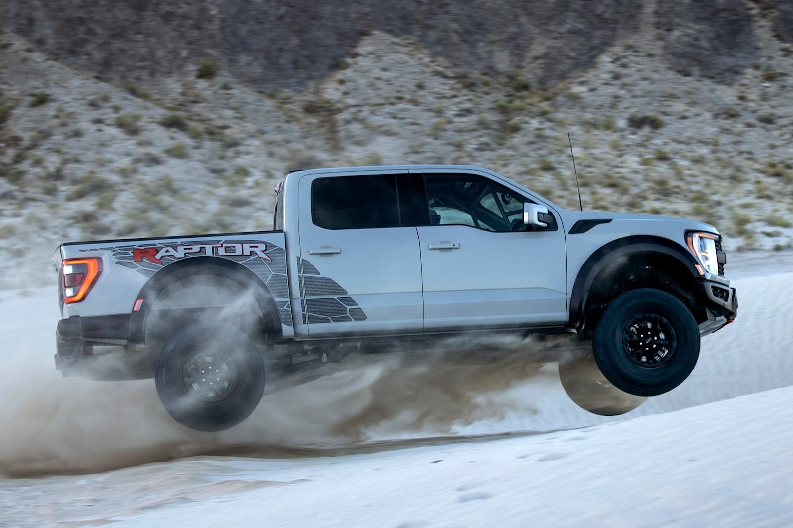 超级卡车大战：福特 F-150 Raptor R VS Ram 1500 TRX