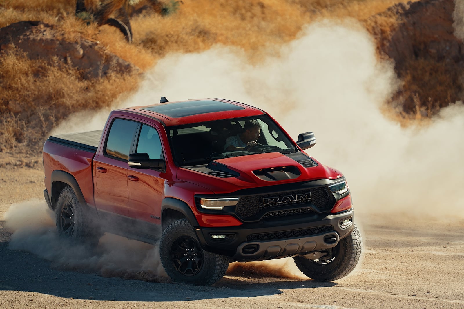 超级卡车大战：福特 F-150 Raptor R VS Ram 1500 TRX