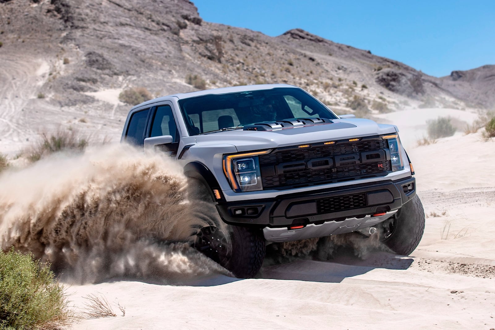 超级卡车大战：福特 F-150 Raptor R VS Ram 1500 TRX