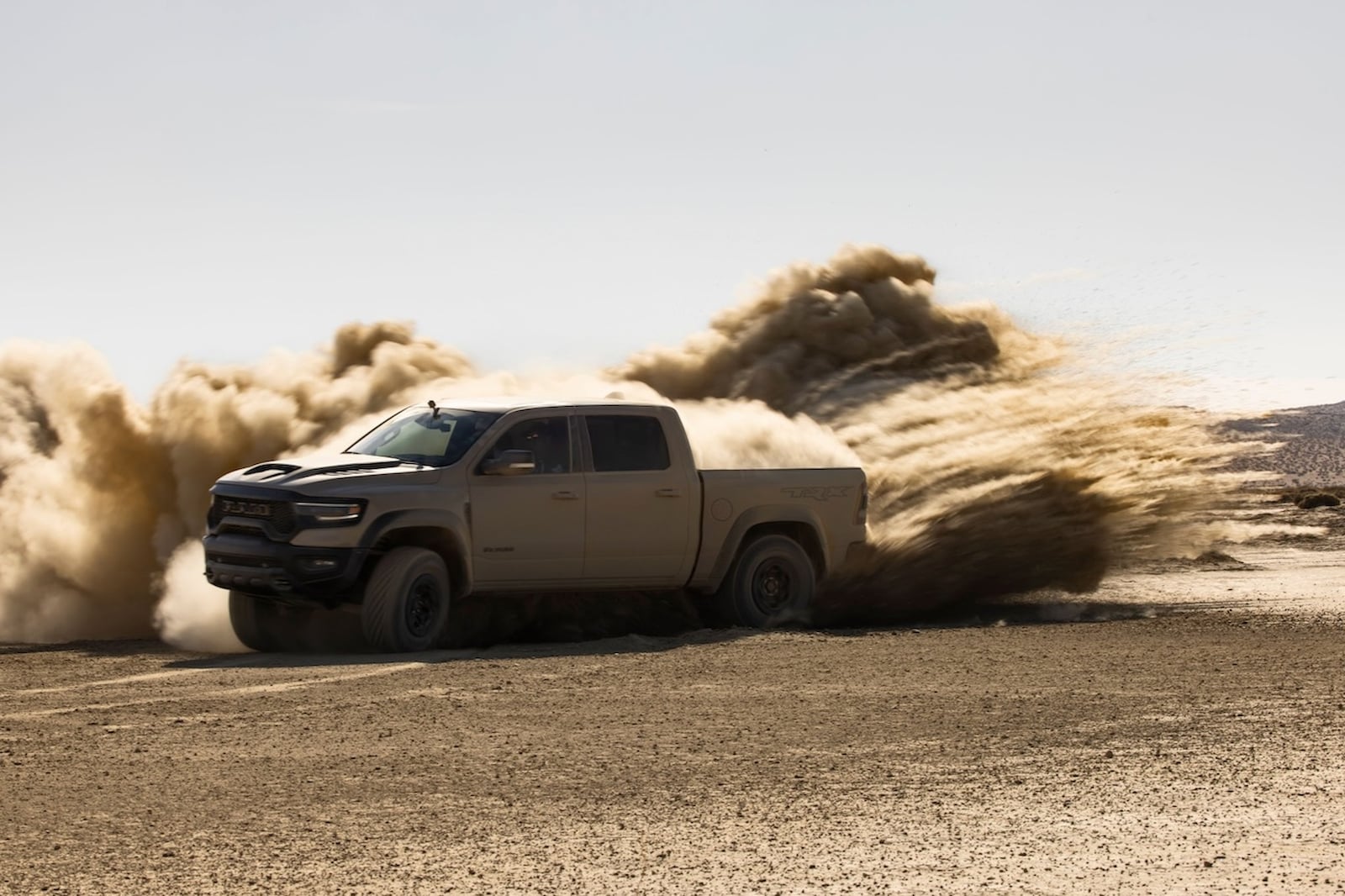 超级卡车大战：福特 F-150 Raptor R VS Ram 1500 TRX