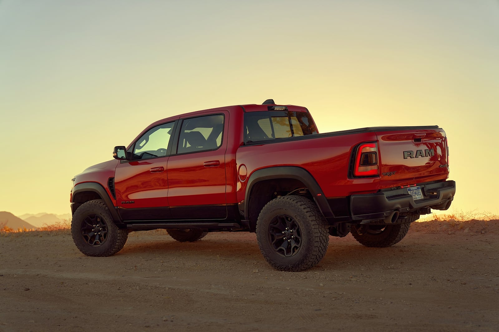 超级卡车大战：福特 F-150 Raptor R VS Ram 1500 TRX