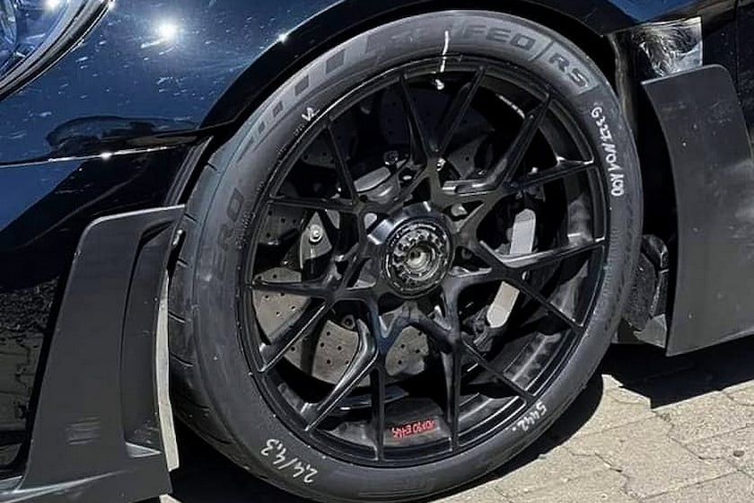 新款保时捷 911 GT3 RS 配备定制倍耐力轮胎