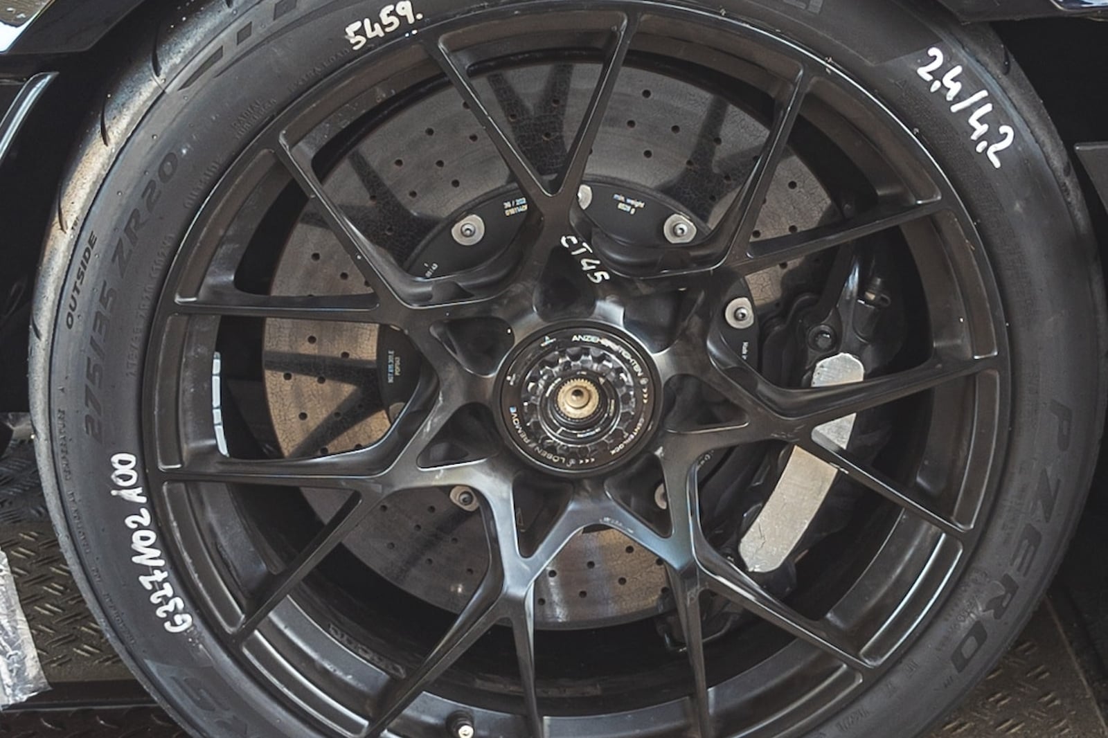 新款保时捷 911 GT3 RS 配备定制倍耐力轮胎