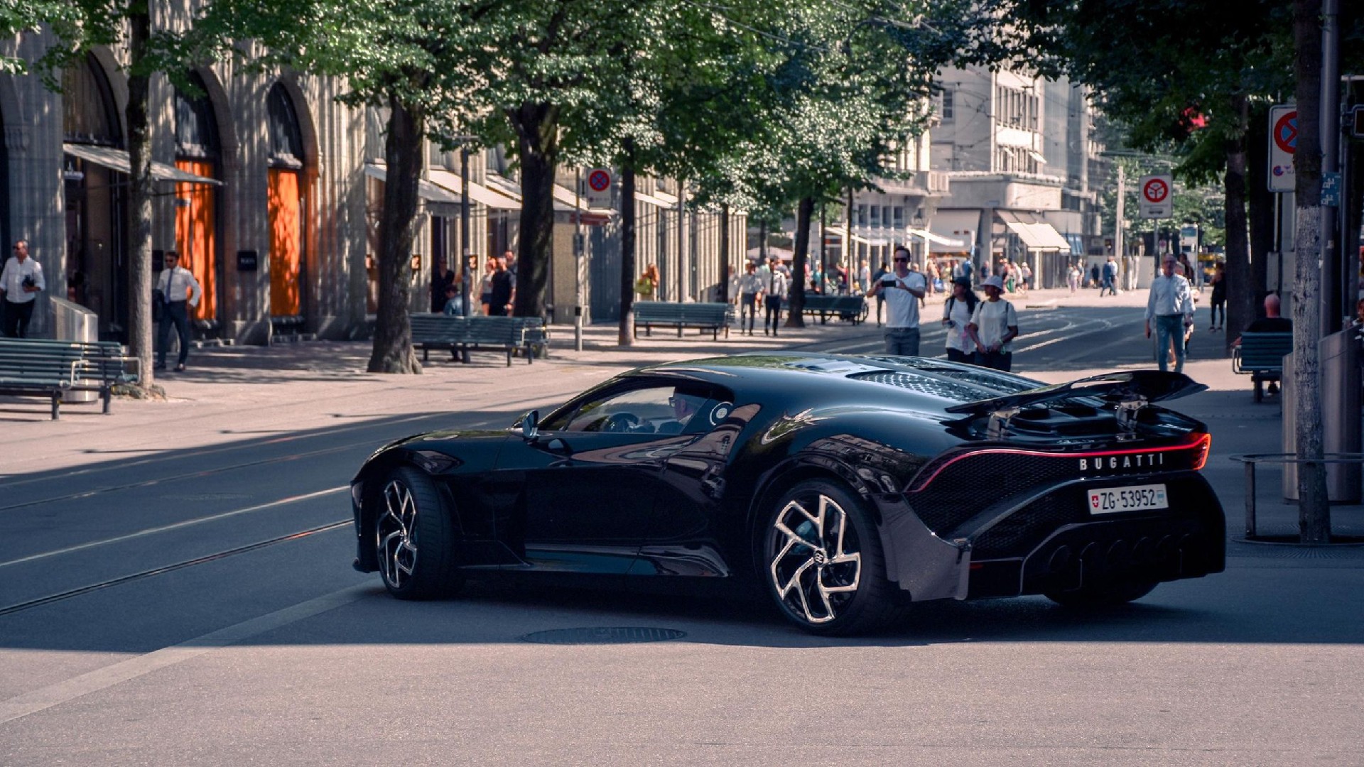 One-Off布加迪 La Voiture Noire亮相苏黎世街头