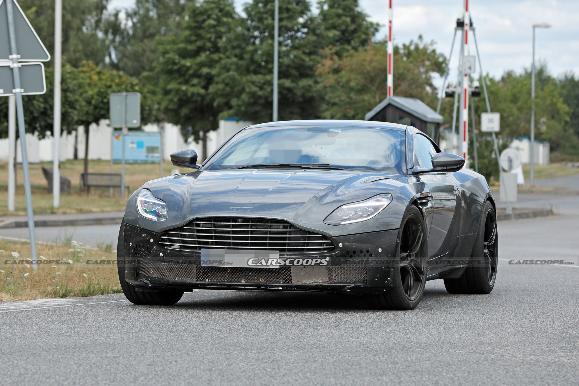 下一代阿斯顿马丁 DB11测试车谍照曝光