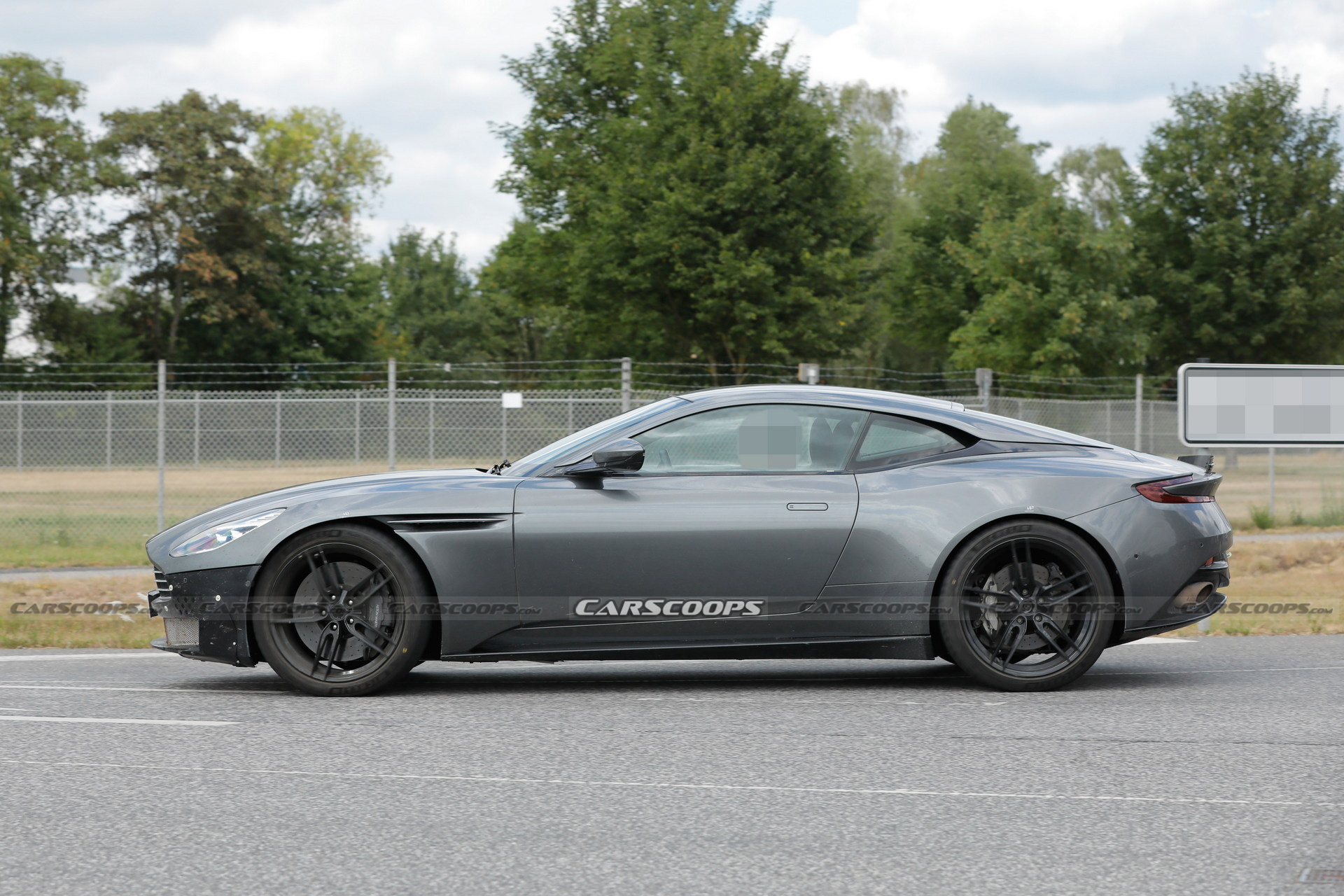 下一代阿斯顿马丁 DB11测试车谍照曝光