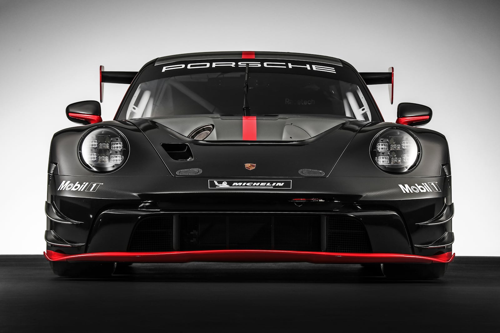 全新保时捷 911 GT3 R 配备 4.2 升六缸发动机