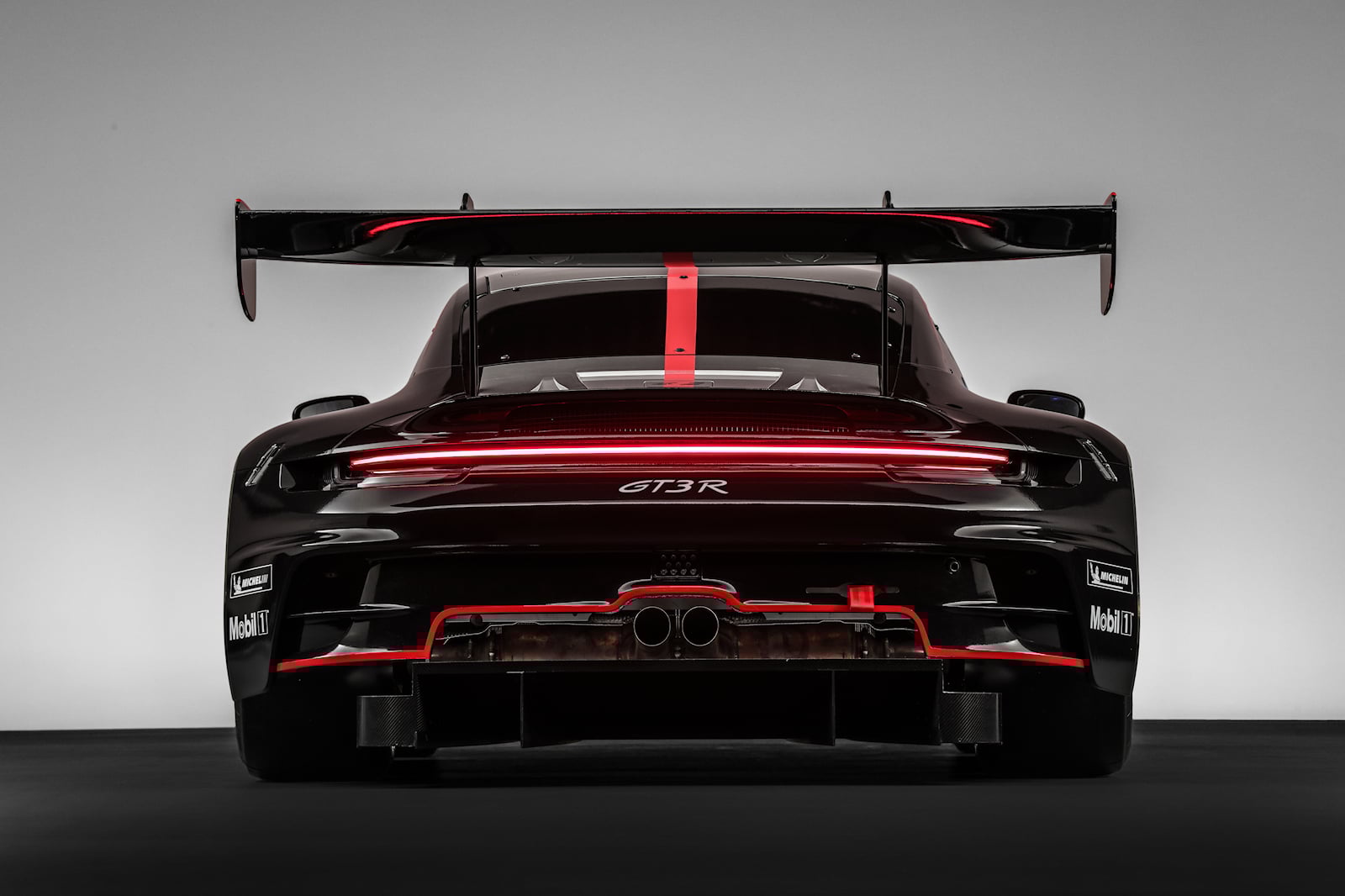 全新保时捷 911 GT3 R 配备 4.2 升六缸发动机