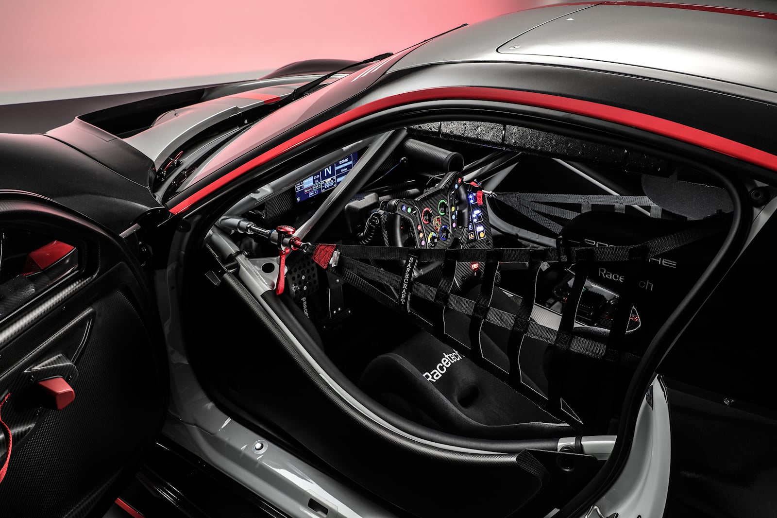 全新保时捷 911 GT3 R 配备 4.2 升六缸发动机