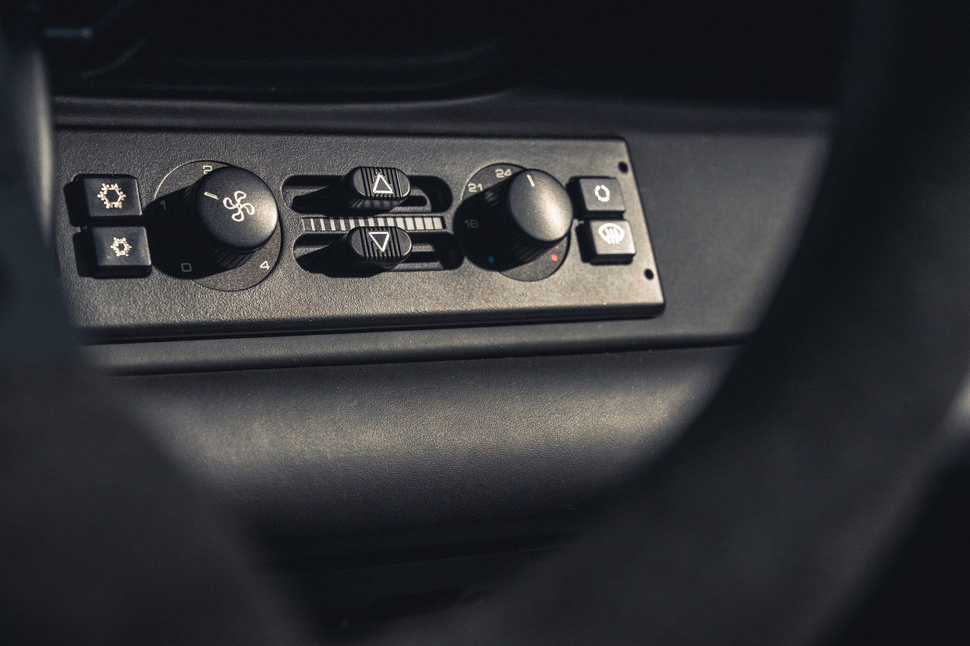 保时捷专家Paul Stephens推出了最新作品 Autoart 993R