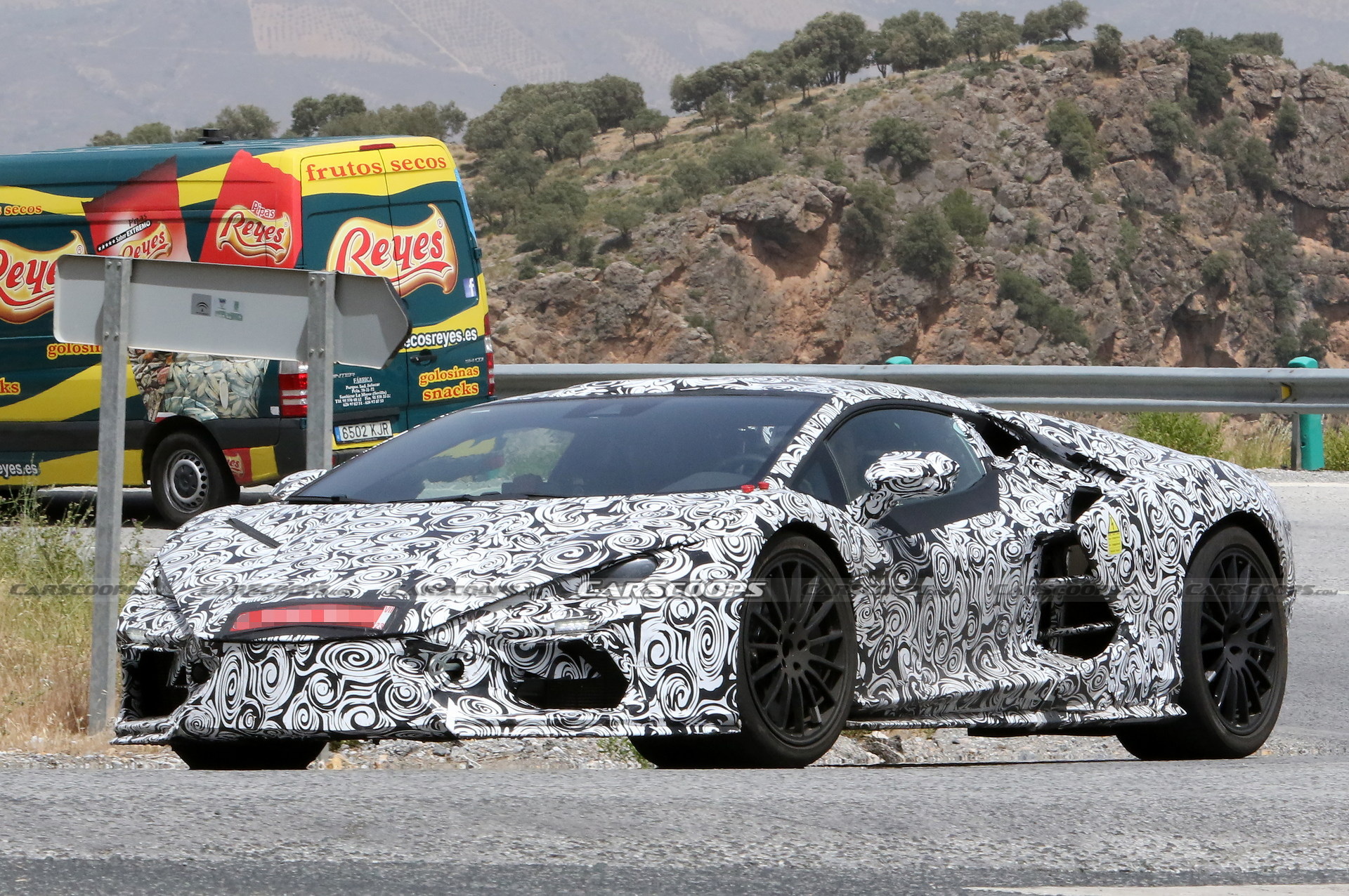 2024年兰博基尼超级跑车：Aventador插电式混合动力V12继任者
