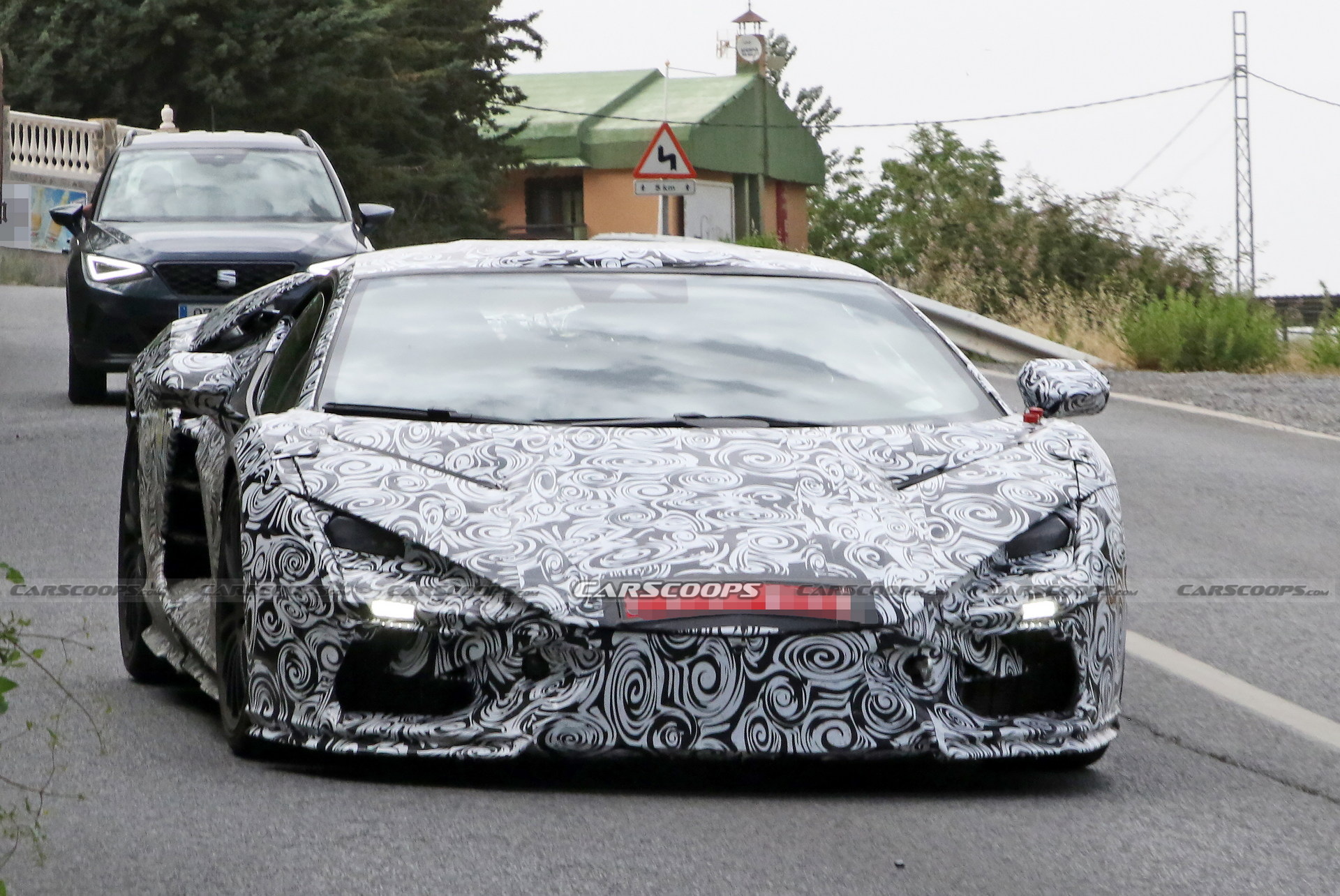 2024年兰博基尼超级跑车：Aventador插电式混合动力V12继任者